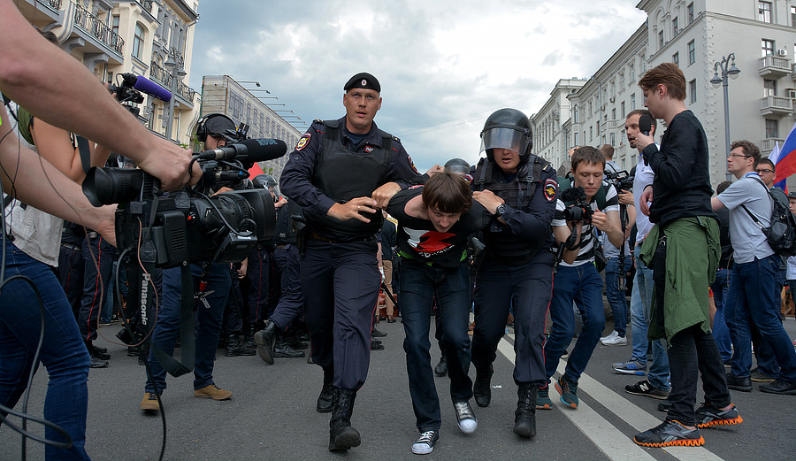 Митинг жен в москве. Митинг с камерой. Журналист на митинге.