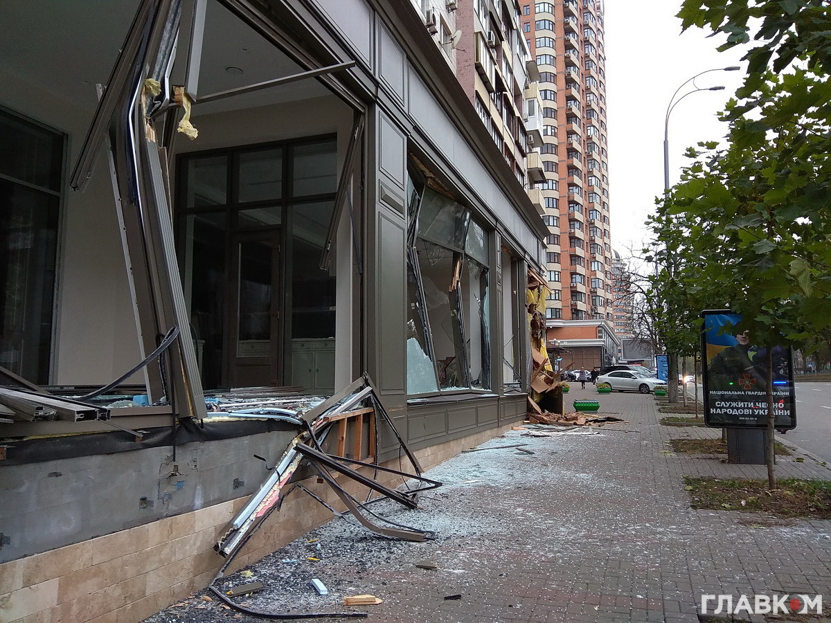 Разрушенный магазин. Разрушенный магазин в Киеве. Неизвестный магазин. Разгромленный магазин.