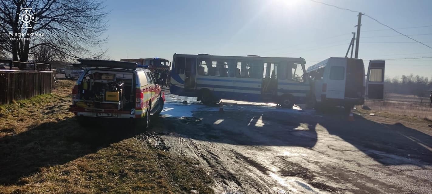 ДТП з автобусами на Прикарпатті: одна людина загинула, 18 травмовано 01
