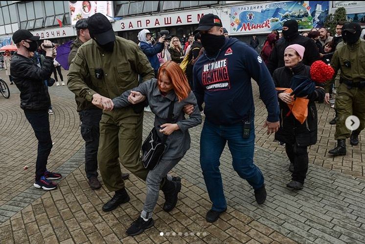 Революция в Беларуси: силовики задерживают женщин, вышедших на протесты «  Фото | Мобильная версия | Цензор.НЕТ