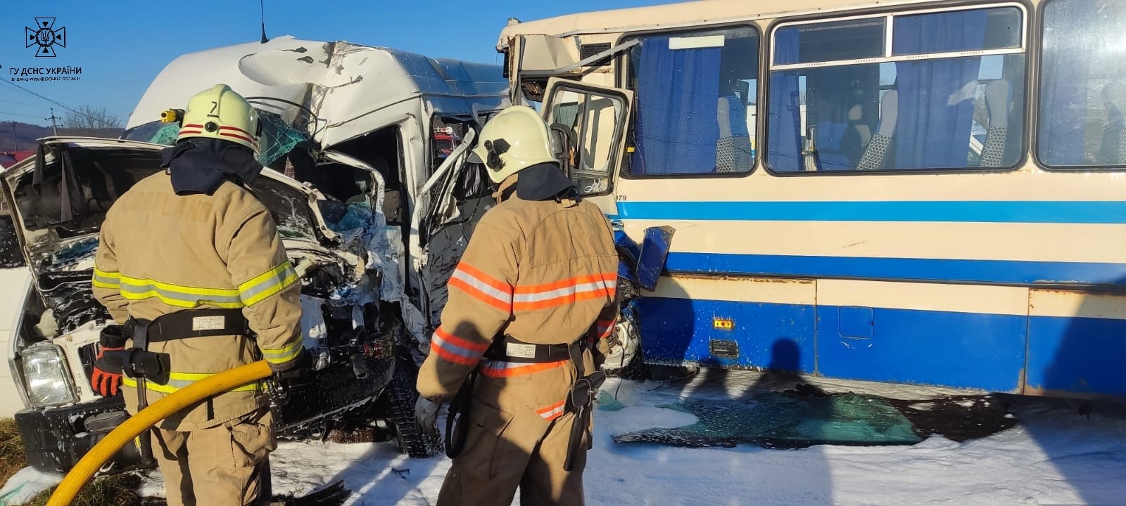 ДТП с автобусами на Прикарпатье: один человек погиб, 18 травмировано 02