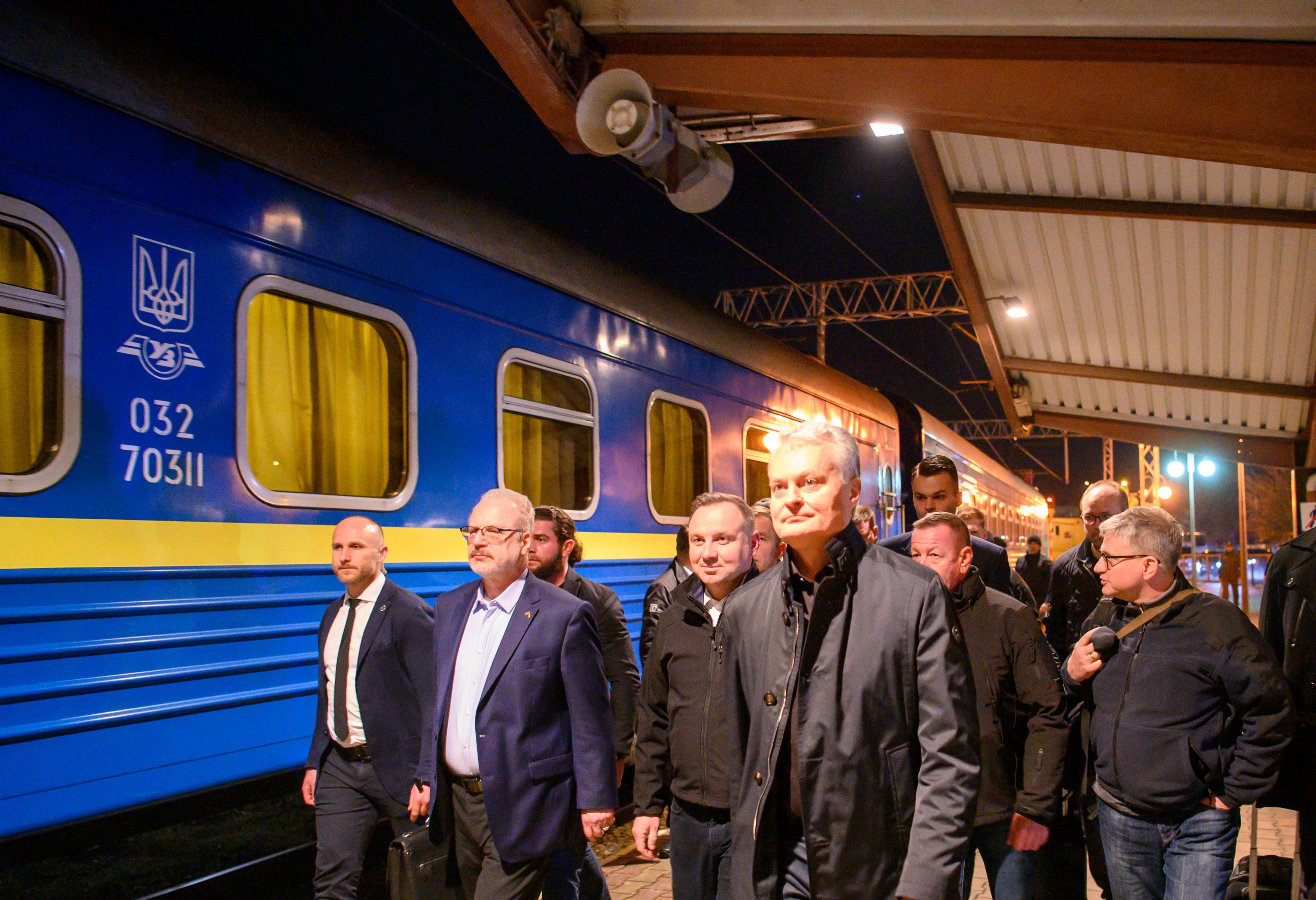 Киев обсуждает. Президентский поезд. Встреча поезда.